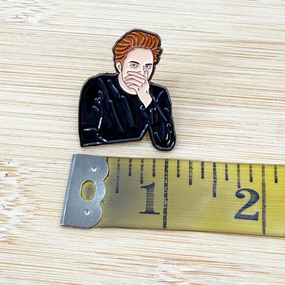 Stinky Edward Soft Enamel Pin, TWILIGHT PINS 2000s Y2K Bella Edward Vampire - Picture 4 of 4